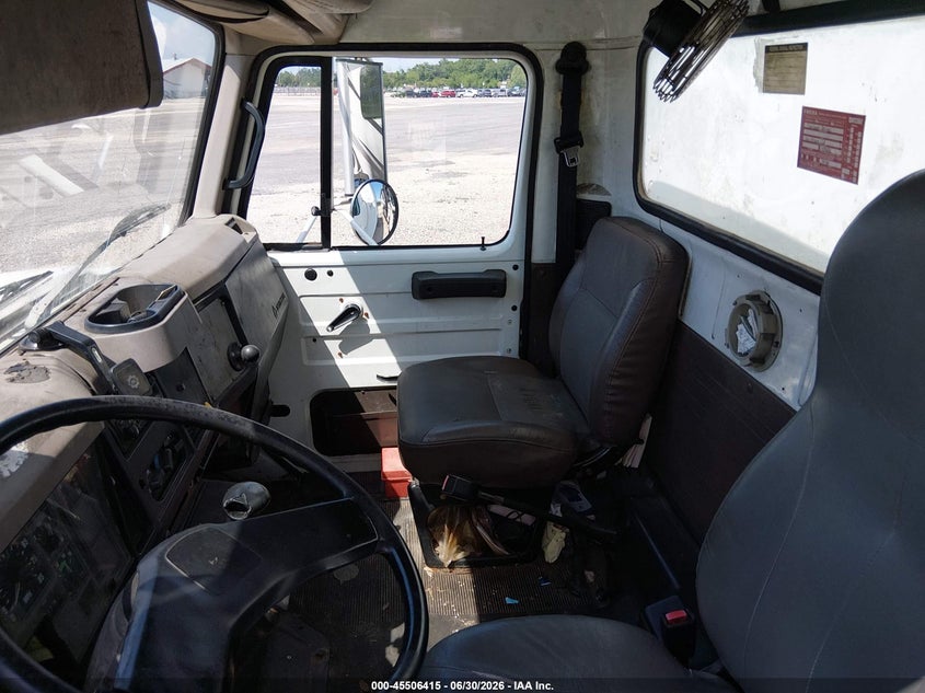 2000 INTERNATIONAL 4000 auction photo 6