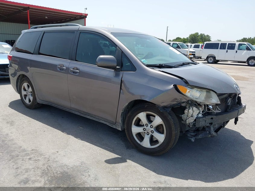 2017 TOYOTA SIENNA auction photo 1