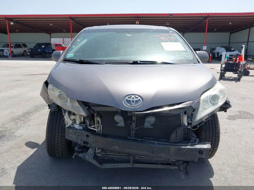 TOYOTA SIENNA - zdjęcie 13