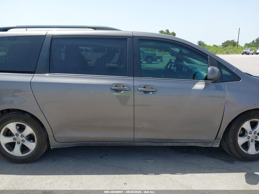 TOYOTA SIENNA - zdjęcie 14