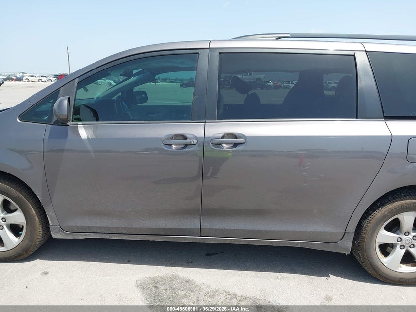 TOYOTA SIENNA - zdjęcie 15