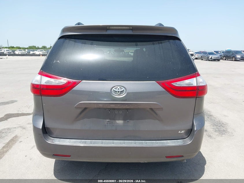 TOYOTA SIENNA - zdjęcie 17