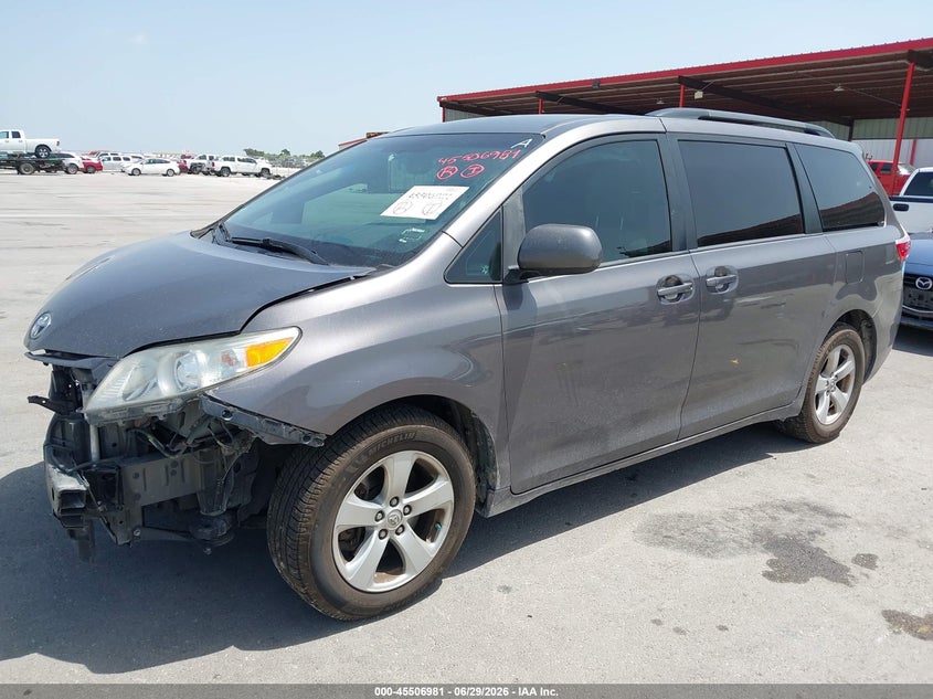 TOYOTA SIENNA - zdjęcie 18
