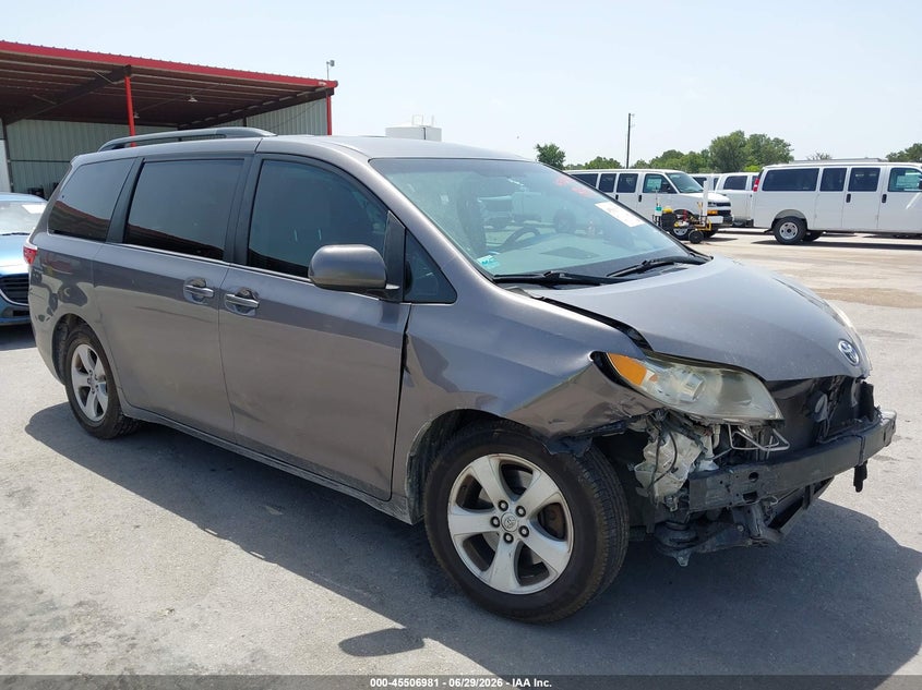 TOYOTA SIENNA - zdjęcie 19