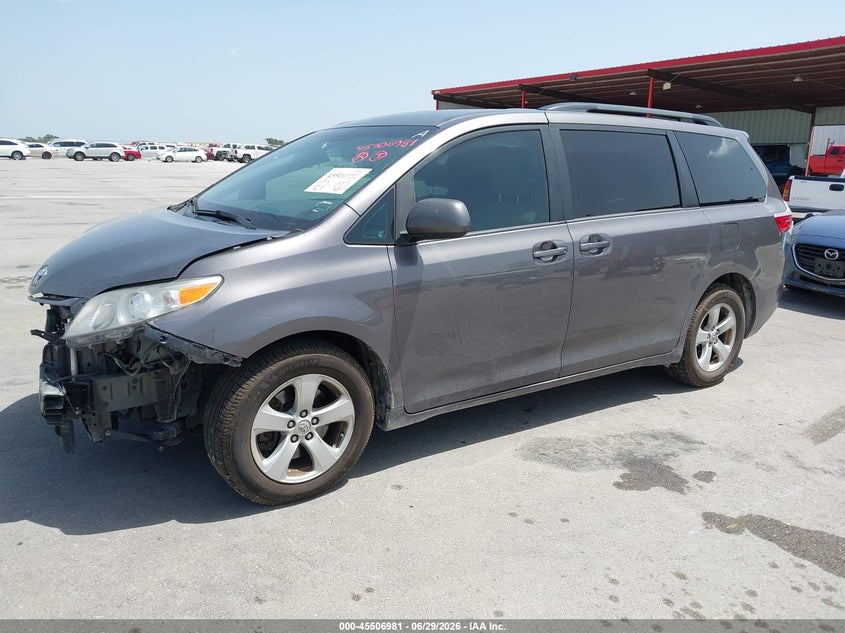 2017 TOYOTA SIENNA auction photo 2