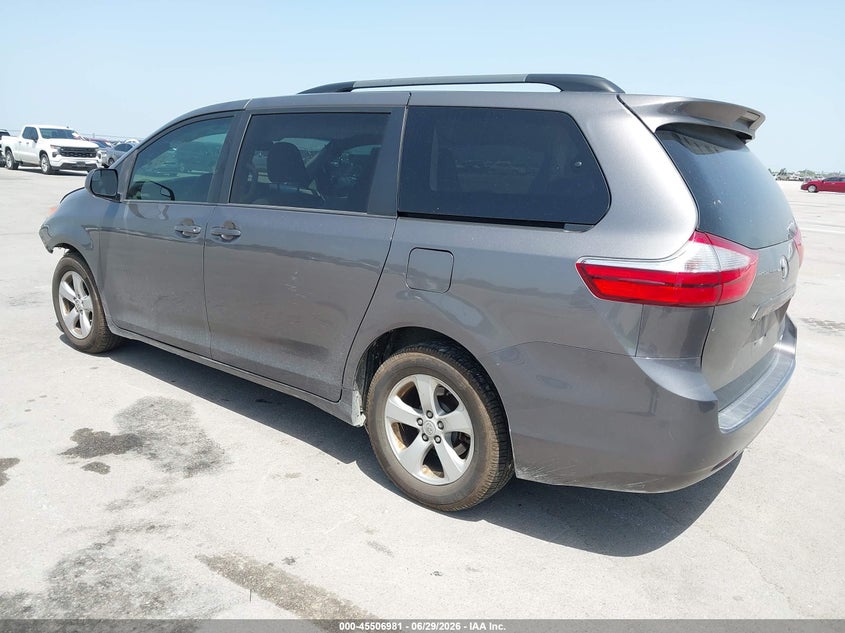 2017 TOYOTA SIENNA auction photo 3