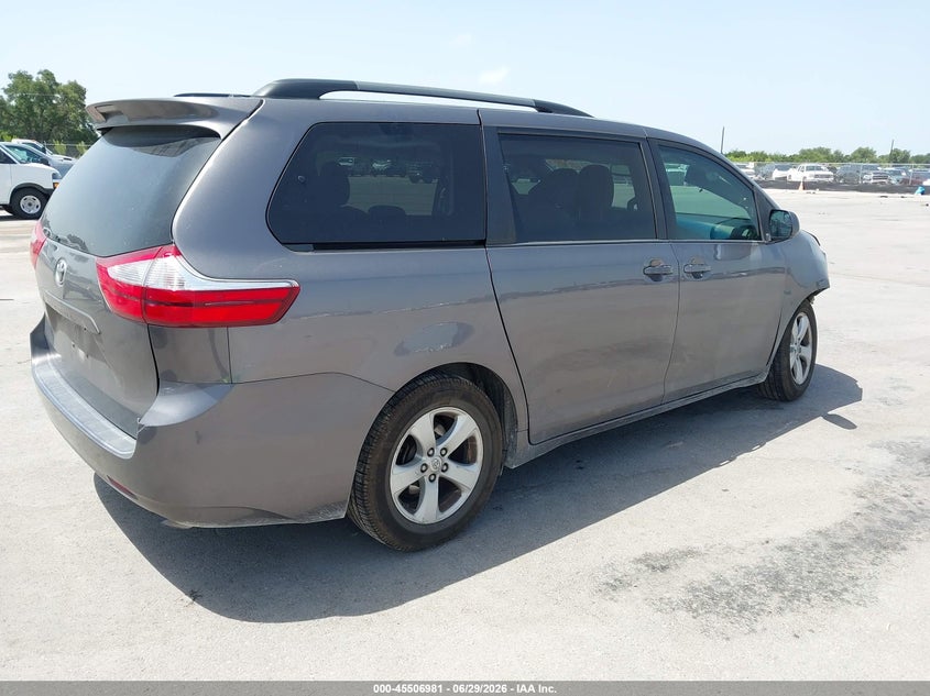 2017 TOYOTA SIENNA auction photo 4
