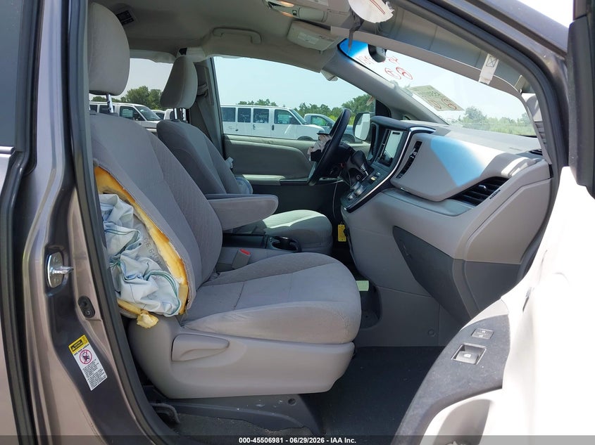 2017 TOYOTA SIENNA auction photo 5