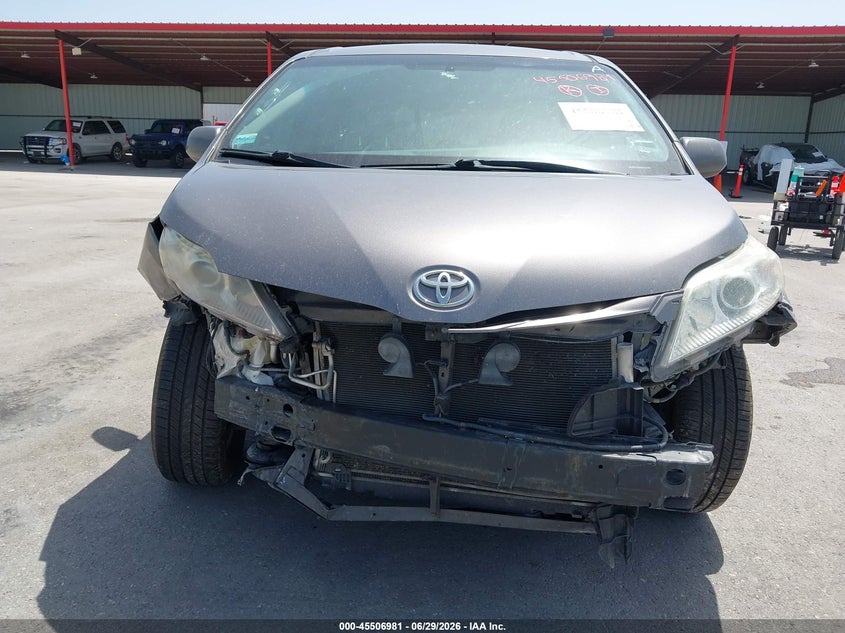 2017 TOYOTA SIENNA auction photo 6