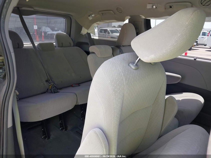 2017 TOYOTA SIENNA auction photo 8