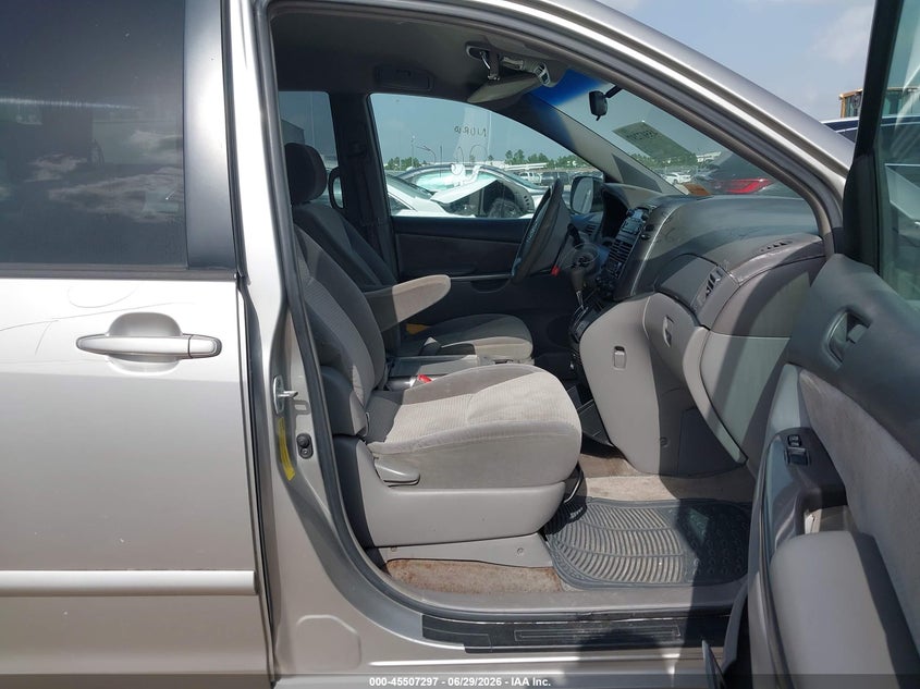 2006 TOYOTA SIENNA auction photo 5