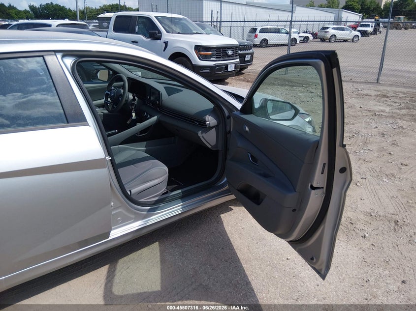 2021 HYUNDAI ELANTRA auction photo 5