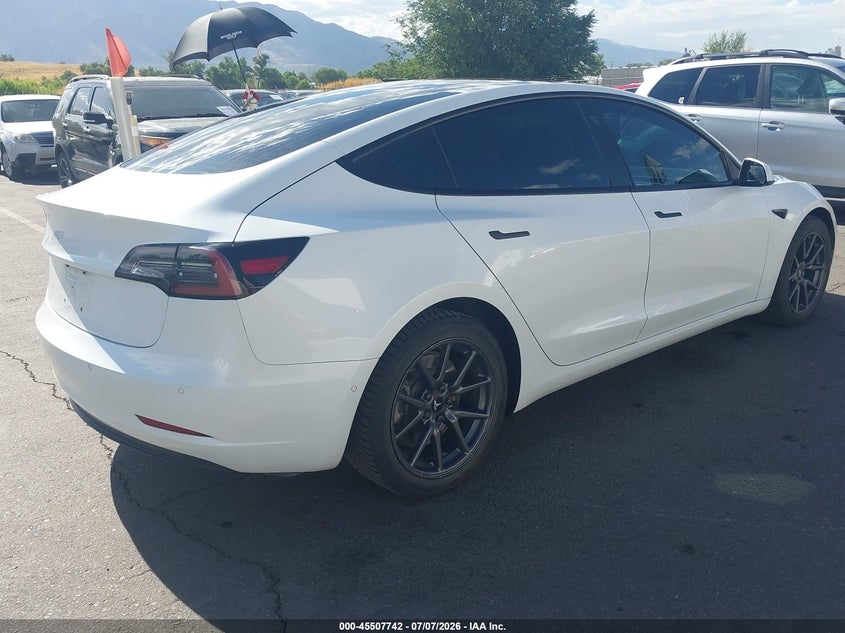 TESLA MODEL 3 - zdjęcie 4