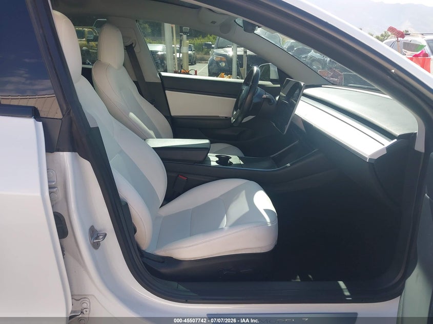 TESLA MODEL 3 - zdjęcie 5