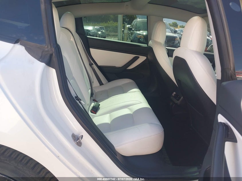 TESLA MODEL 3 - zdjęcie 8