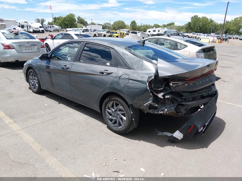2024 HYUNDAI ELANTRA auction photo 3