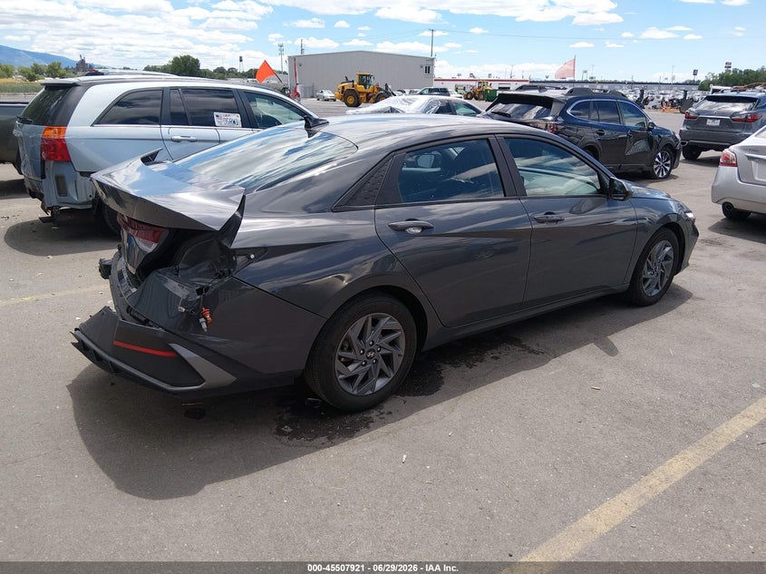 2024 HYUNDAI ELANTRA auction photo 4
