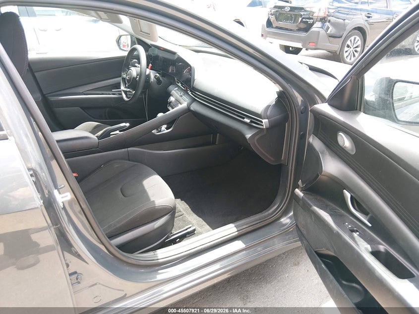 2024 HYUNDAI ELANTRA auction photo 5