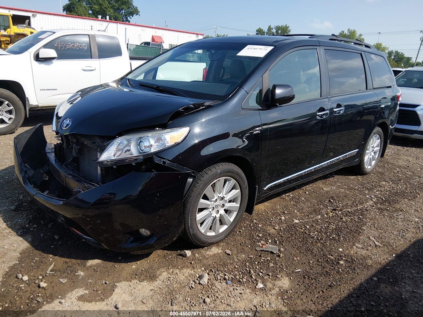 2017 TOYOTA SIENNA auction photo 2