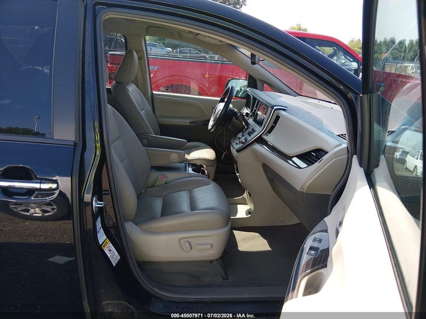 2017 TOYOTA SIENNA auction photo 5