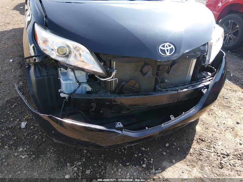2017 TOYOTA SIENNA auction photo 6