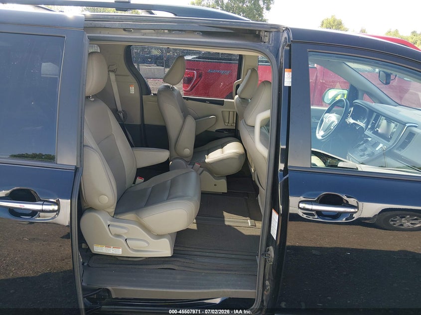 2017 TOYOTA SIENNA auction photo 8