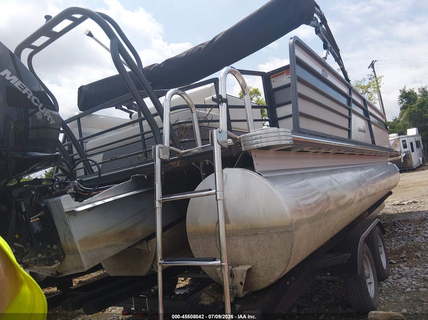 2022 CREST III PONTOON auction photo 4
