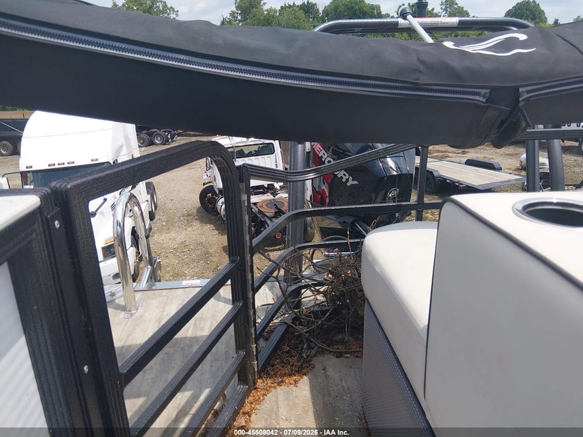2022 CREST III PONTOON auction photo 6