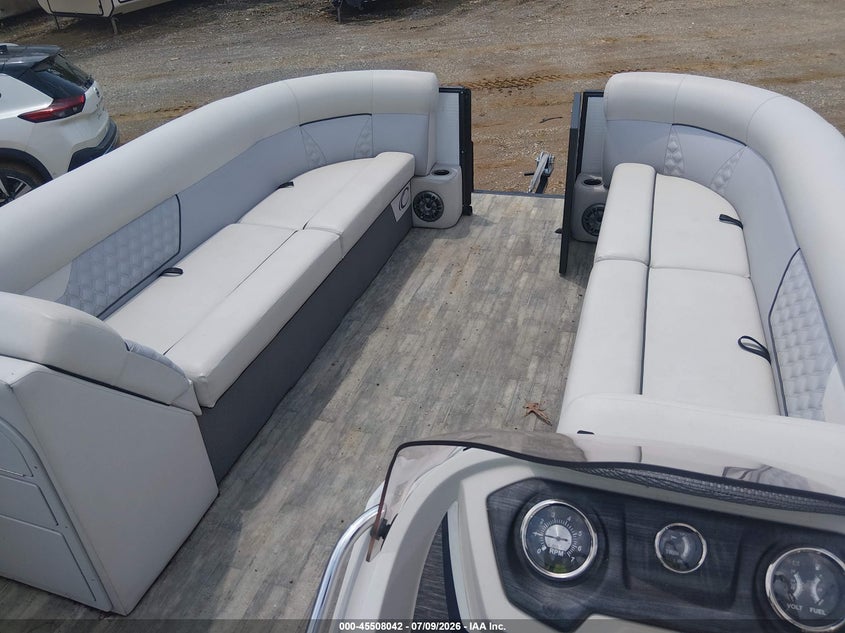 2022 CREST III PONTOON auction photo 8
