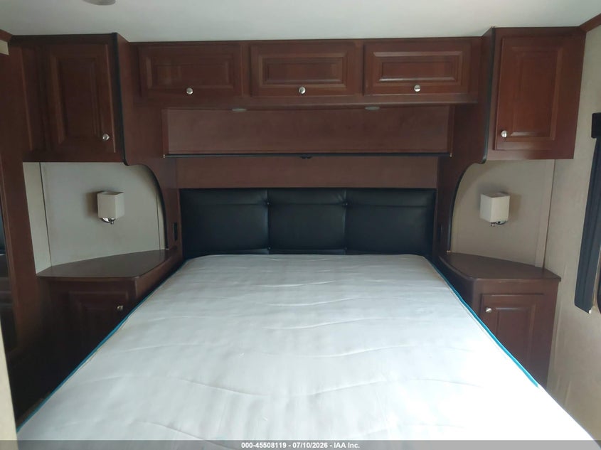 2014 DUTCHMEN VOLTAGE TOY HAULER 3 auction photo 5