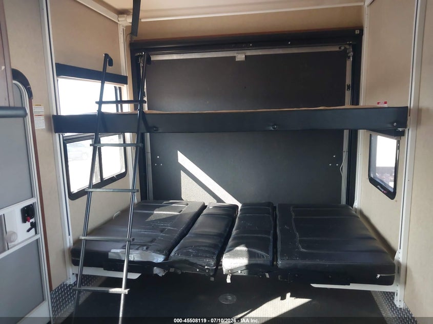 2014 DUTCHMEN VOLTAGE TOY HAULER 3 auction photo 8