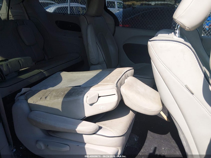 2018 CHRYSLER PACIFICA HYBRID auction photo 8