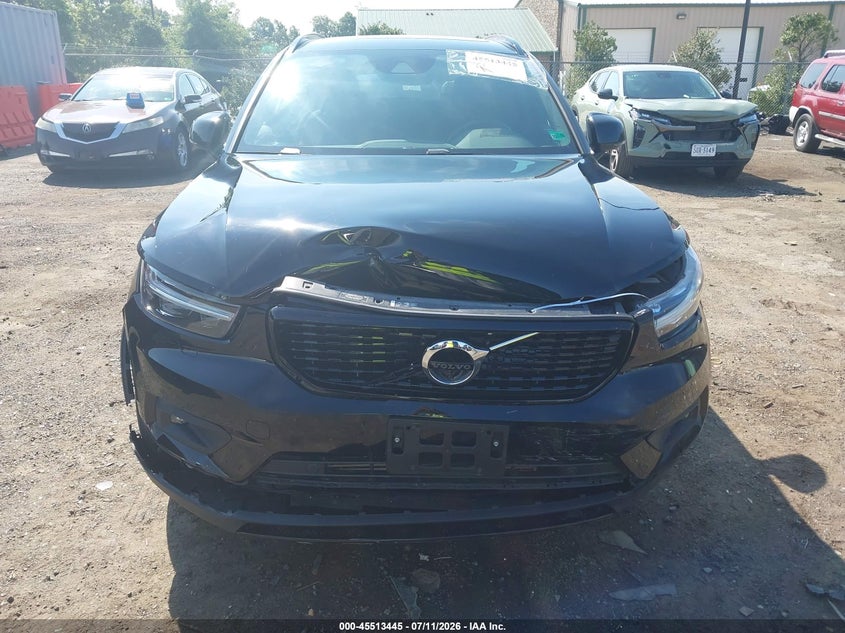 2021 Volvo Xc40 T5 R-Design VIN: YV4162UM3M2430687 Lot: 45513445