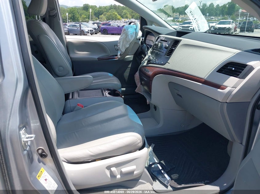 2014 TOYOTA SIENNA VAN 3.5L V-6 DOHC, VVT, 266HP