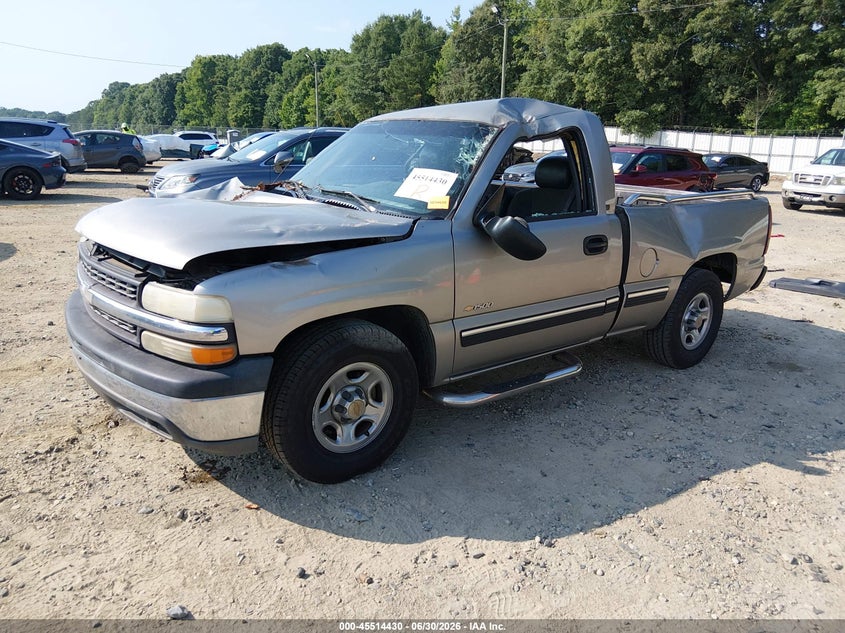 2000 Chevrolet Silverado, Front & Rear, IAAI, VIN 1GCEC14V8YZ106275 — photo 2