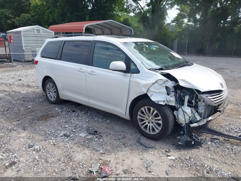 2015 TOYOTA SIENNA auction photo 1