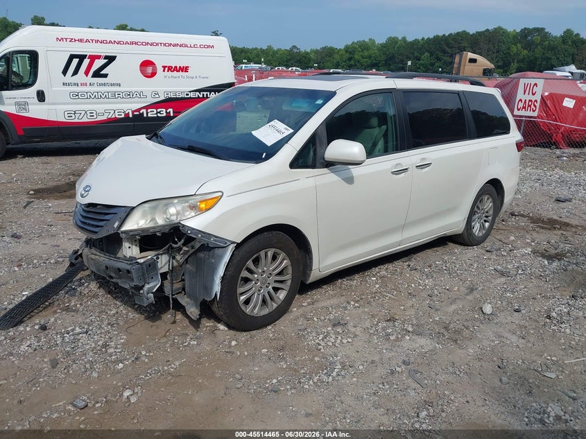 2015 TOYOTA SIENNA auction photo 2