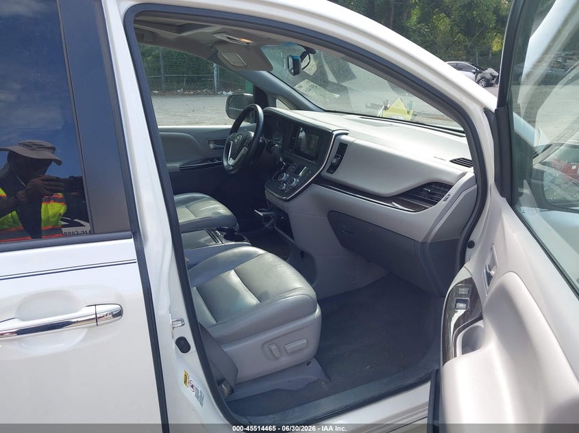 2015 TOYOTA SIENNA auction photo 5
