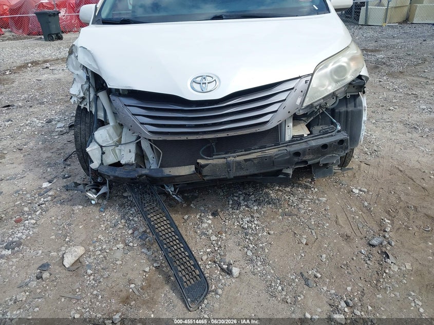 2015 TOYOTA SIENNA auction photo 6