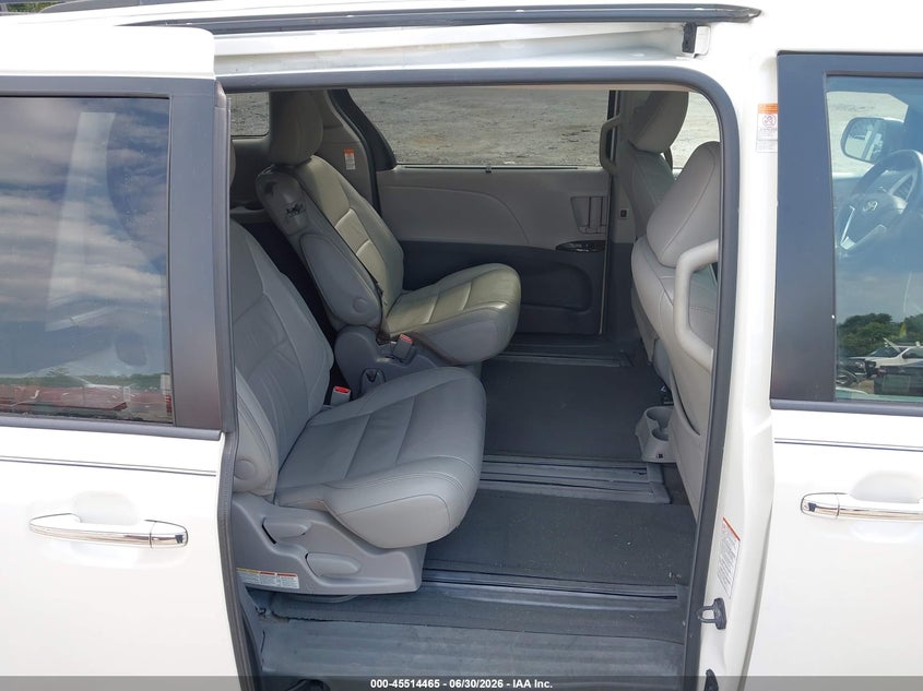 2015 TOYOTA SIENNA auction photo 8