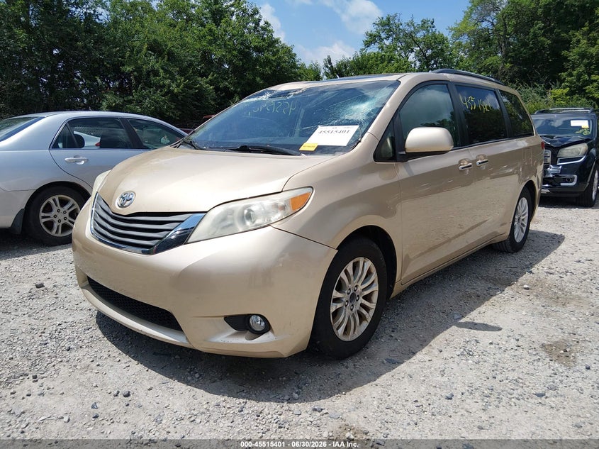 2011 TOYOTA SIENNA auction photo 2