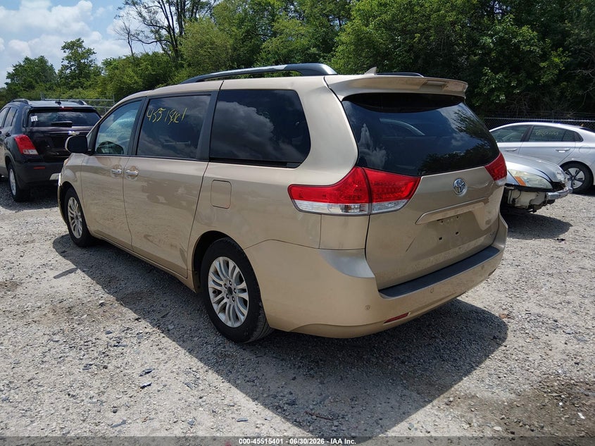 2011 TOYOTA SIENNA auction photo 3