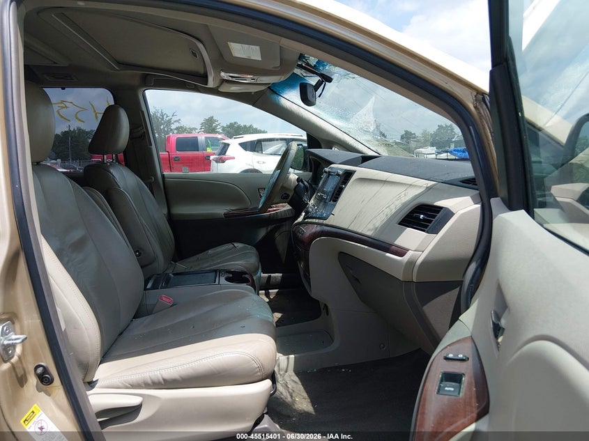 2011 TOYOTA SIENNA auction photo 5