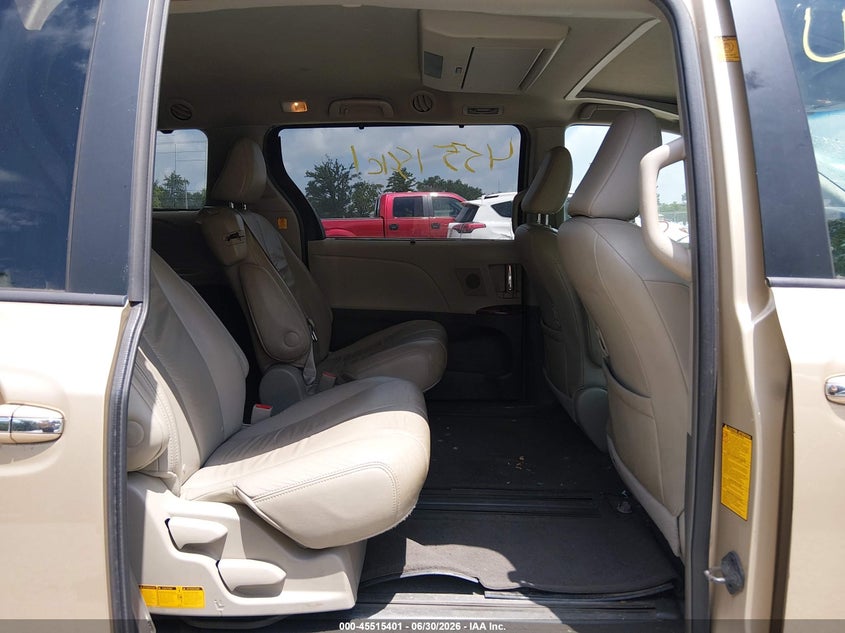 2011 TOYOTA SIENNA auction photo 8