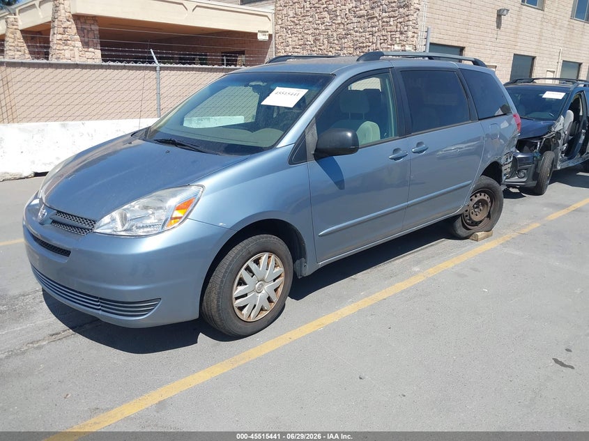 2004 TOYOTA SIENNA auction photo 2