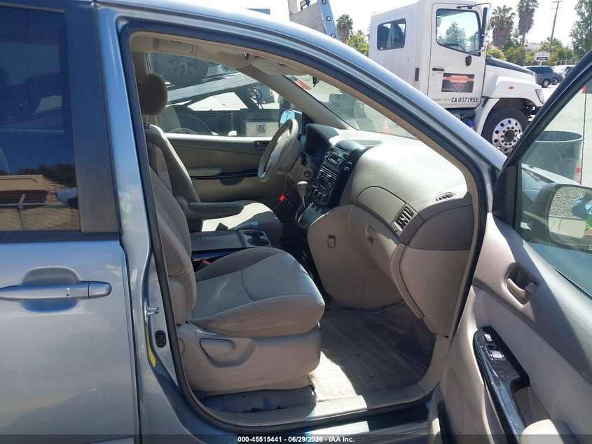 2004 TOYOTA SIENNA auction photo 5