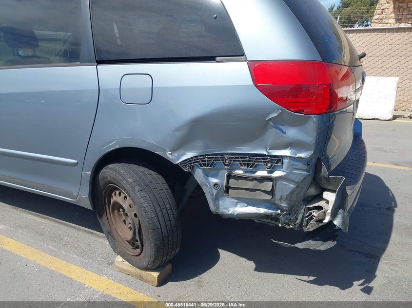 2004 TOYOTA SIENNA auction photo 6