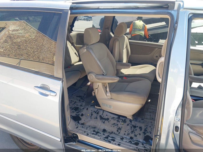 2004 TOYOTA SIENNA auction photo 8