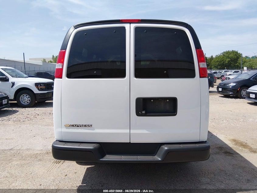 Photo 19 - CHEVROLET EXPRESS PASSENGER