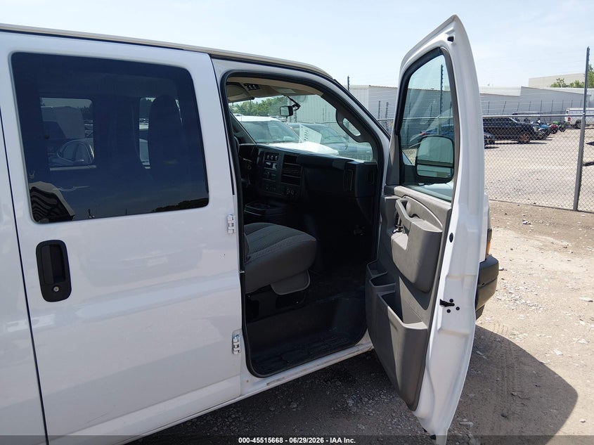 Photo 5 - CHEVROLET EXPRESS PASSENGER
